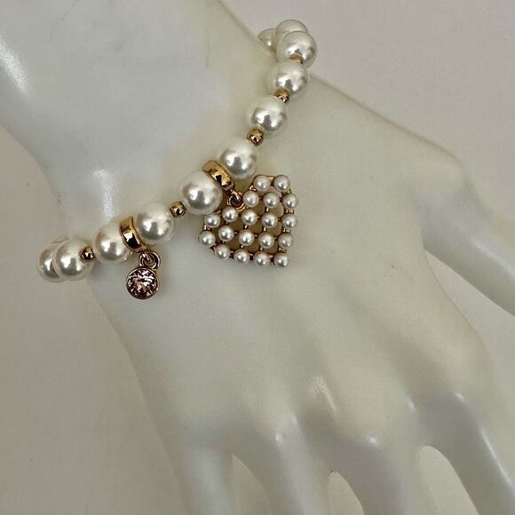 Faux pearl heart charm stretchy bracelet - Picture 2 of 10
